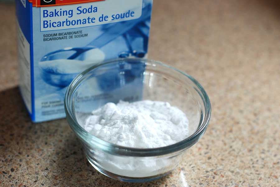 Khử mùi hôi nệm bằng baking soda