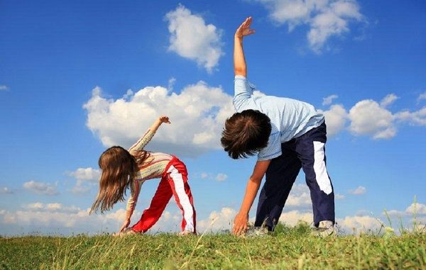 tập thể dục là một trong những cách giảm chân cho trẻ