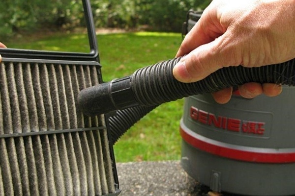 Sử dụng vòi xịt hơi để vệ sinh bộ lọc gió xe ô tô