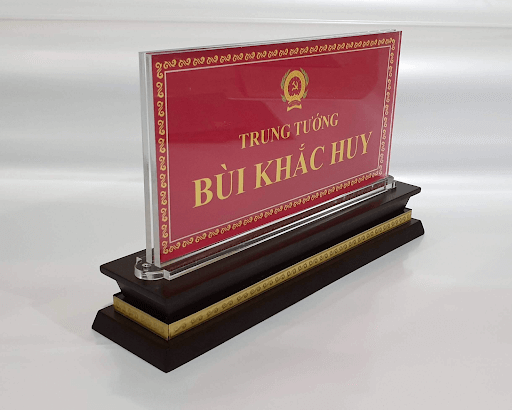 Biển tên chức danh mica có đế được làm bằng gỗ