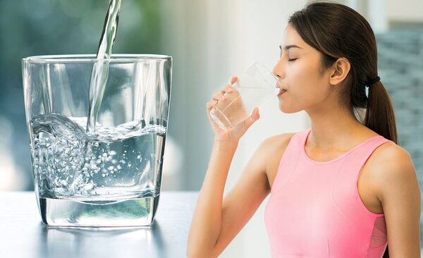 uống nước điện giải giúp hỗ trợ quá trình giảm cân
