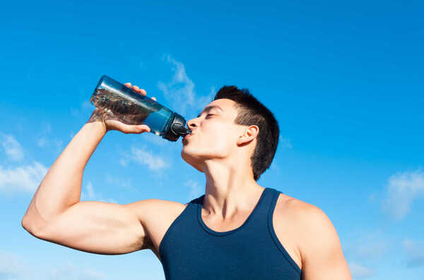 uống nước lọc khi tập thể thao 