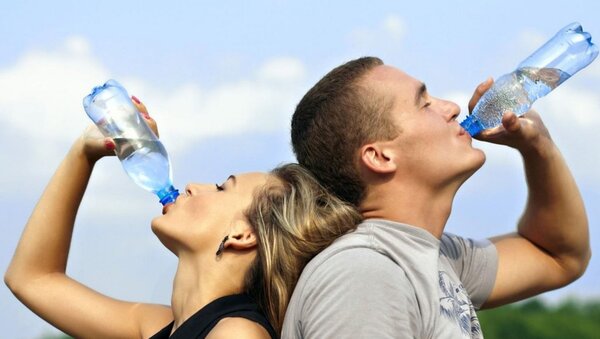 uống 2 lít nước mỗi ngày 