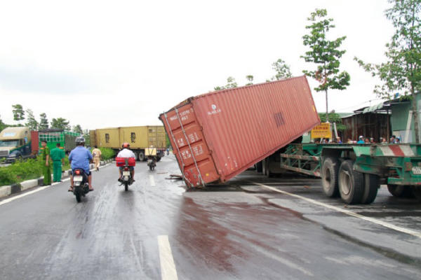 Chở hàng quá tải trọng có thể gây ra nhiều nguy hiểm