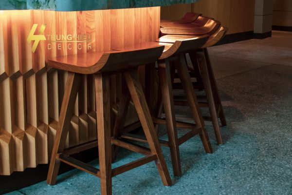 Cách thiết kế phụ kiện để kết hợp với ghế quầy bar chân gỗ