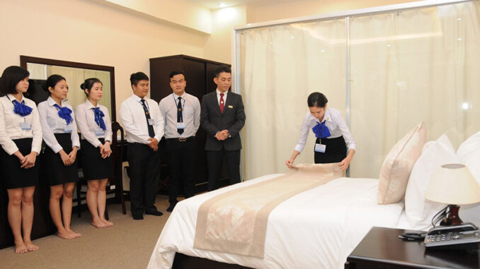co-nen-hoc-nganh-quan-tri-khach-san-04 Quản trị khách sạn phù hợp cho cả nam và nữ