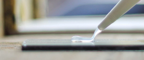 Keo silicon dạng lỏng tiếp xúc với bề mặt