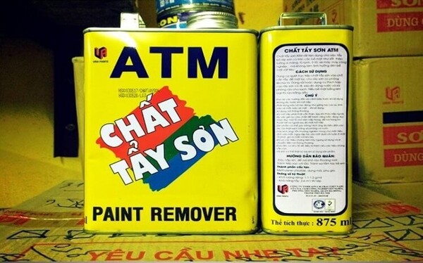 Dùng dao rọc giấy cạo vết sơn mà không làm xước kính