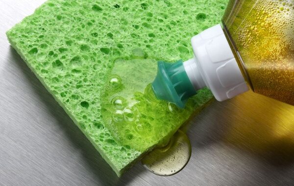 Nước rửa chén là cách làm sạch kính bị mờ đơn giản và hiệu quả