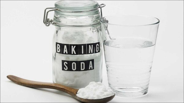 Sử dụng baking soda là một cách làm sạch kính bị mờ tự nhiên