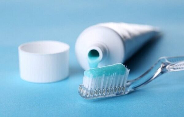 Kem đánh răng giúp làm sạch kính bị mờ nhanh chóng