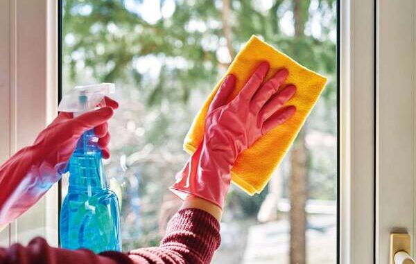 Nước lau kính chuyên dụng là giải pháp nhanh gọn để làm sạch kính bị mờ