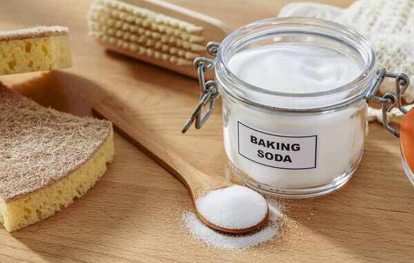 Baking soda giúp làm sạch kính bị ố hiệu quả