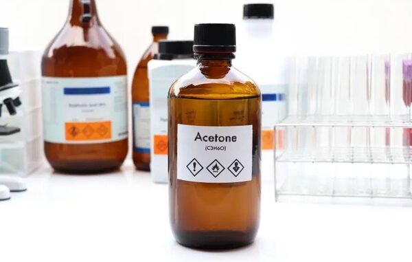 Cách lau băng dính bằng dung dịch Acetone
