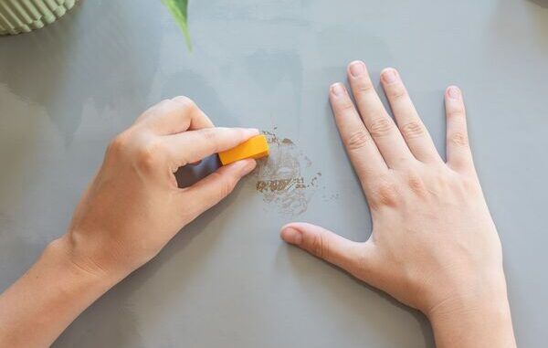 Dùng tẩy bút chì để loại bỏ băng dính trên kính