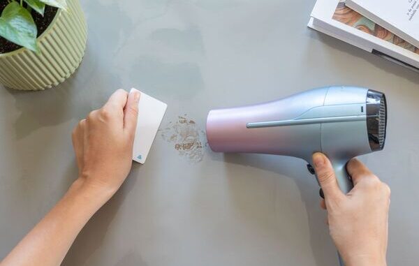 Cách lau băng dính bằng máy sấy tóc