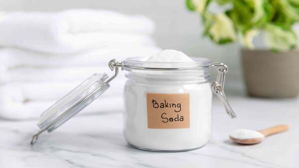 Sử dụng baking soda tẩy vết nước cứng trên kính