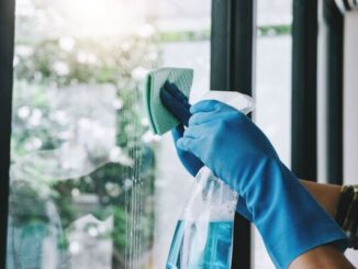 Dùng nước lau kính chuyên dụng tẩy vết nước cứng trên kính