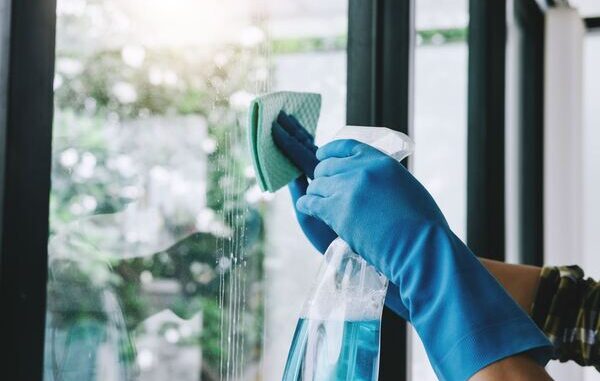 Cach-tay-vet-nuoc-cung-tren-kinh-07 Dùng nước lau kính chuyên dụng tẩy vết nước cứng trên kính