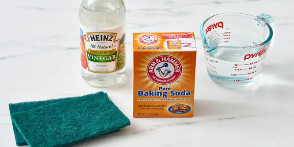 Hỗn hợp baking soda và giấm giúp phá vỡ cặn bẩn hiệu quả