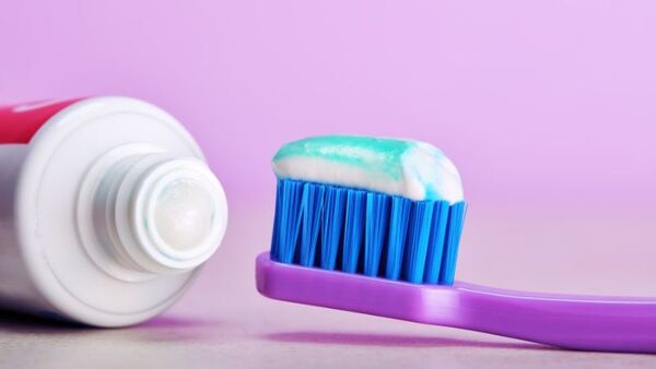Sử dụng kem đánh răng để làm sạch kính nhà tắm bị váng xà bông