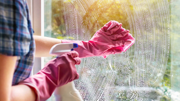 Dùng nước lau kính chuyên dụng giúp vệ sinh nhanh chóng và dễ dàng