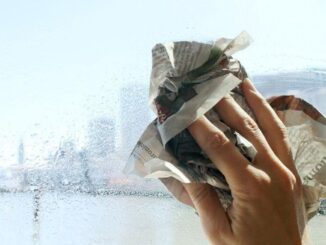  Lau kính bằng giấy báo sẽ giúp bề mặt sáng bóng