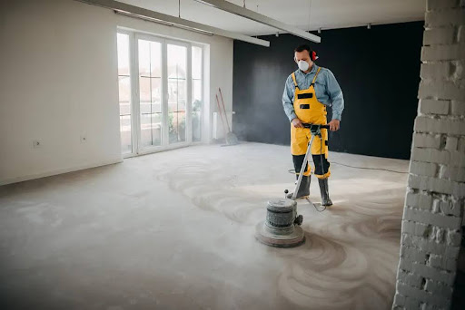 Nhân viên và máy chà sàn công nghiệp chuyên dụng giúp làm sạch vết bẩn hiệu quả