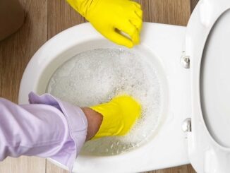 Dùng nước nóng và nước rửa chén để xử lý bồn cầu INAX bị tắc nước