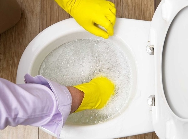 Dùng nước nóng và nước rửa chén để xử lý bồn cầu INAX bị tắc nước