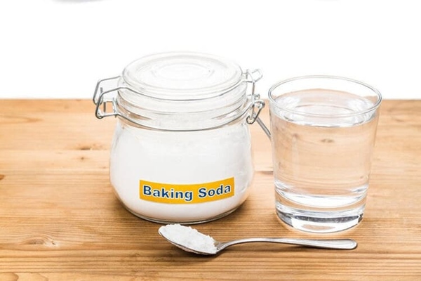 Dùng baking soda và giấm trắng để xử lý bồn cầu INAX bị tắc nước