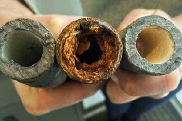 Cáu cặn bám vào đường ống do chất lượng nước kém