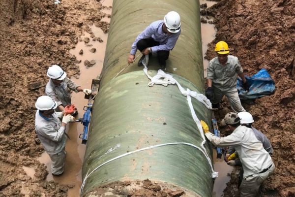 Các công nhân đang thay thế đường ống mới