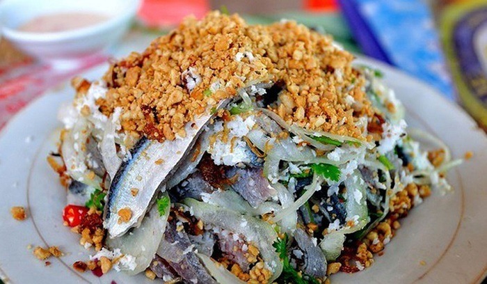 Nên chọn nhà hàng chuyên món cá trích gỏi sống