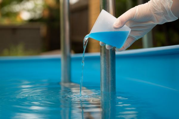 Sử dụng hóa chất diệt rêu để làm sạch bể bơi